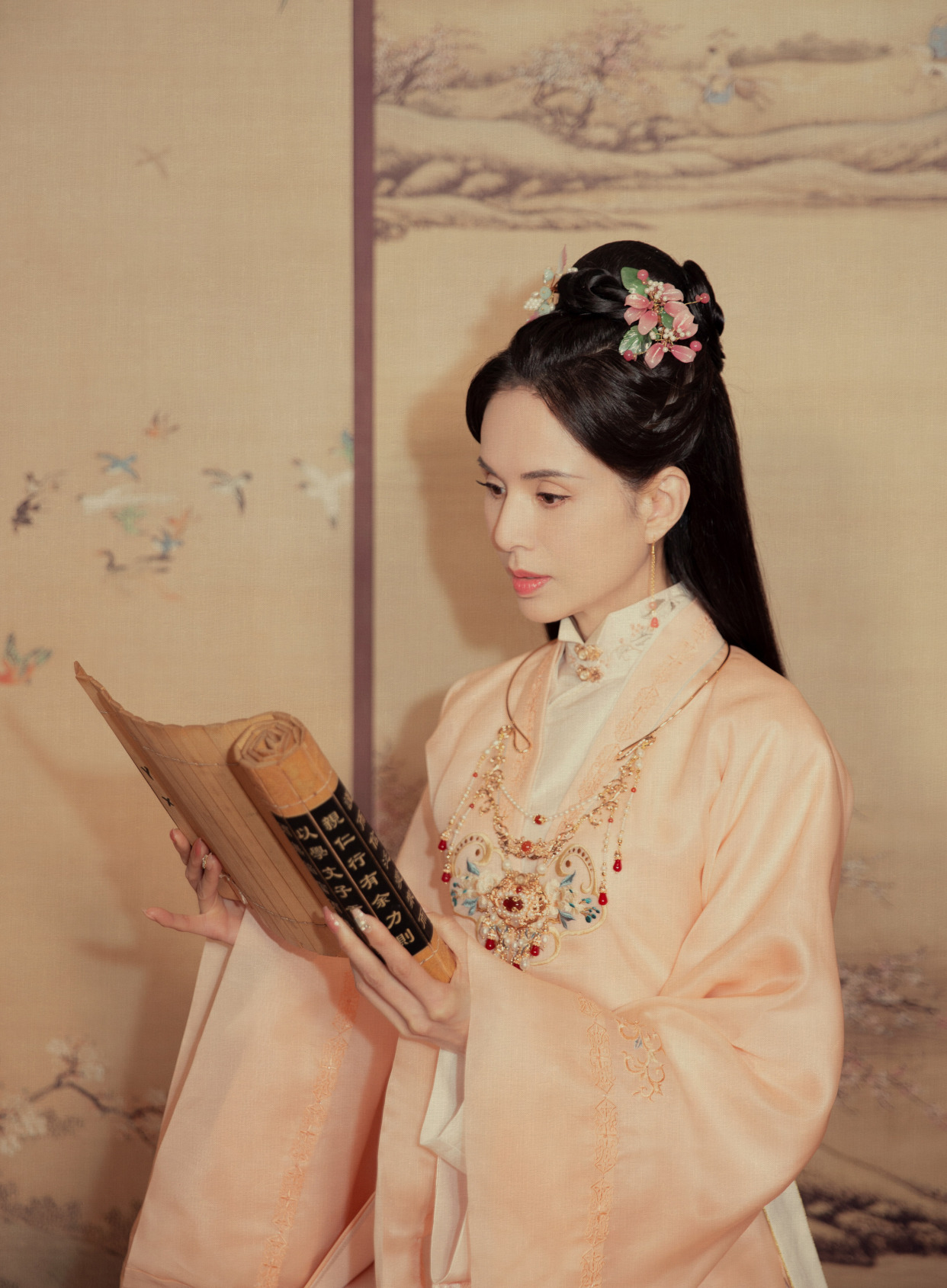 李若彤不愧是"古典美人",古装扮相温文尔雅,网友:梦回王语嫣